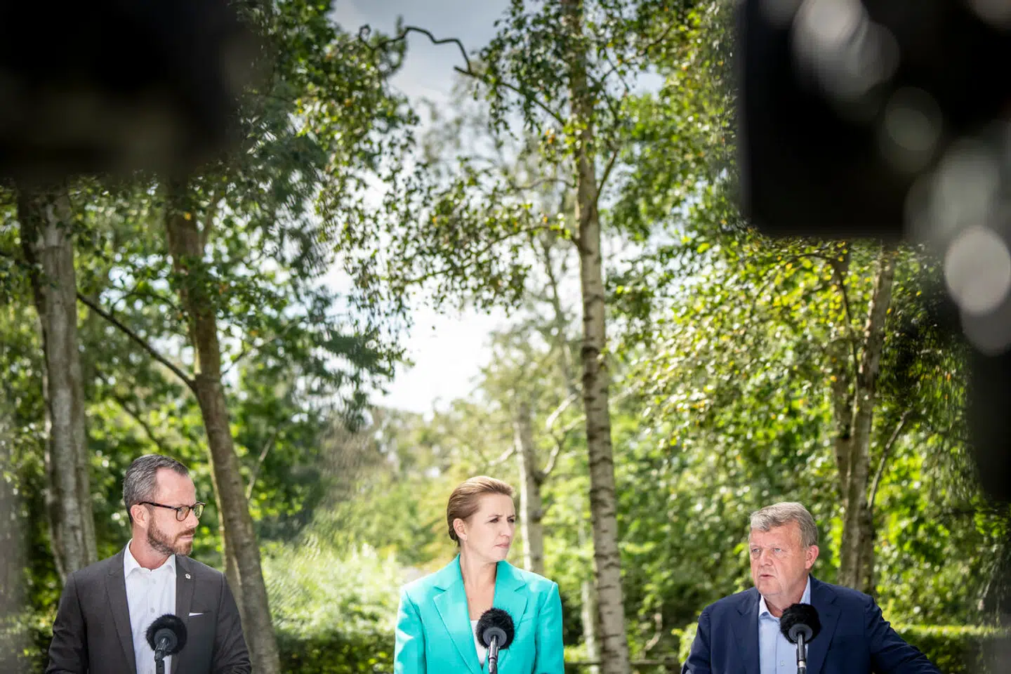 »Det går jo godt. Solen skinner over regeringen. Det kan man føre sandhedsbevis for,« sagde udenrigsminister Lars Løkke Rasmussen (M), da han sammen med økonomiminister Jakob Ellemann-Jensen og statsminister Mette Frederiksen (S) holdt pressemøde torsdag ved middagstid. En ny Gallup-måling giver svar på, om Løkke har ret.