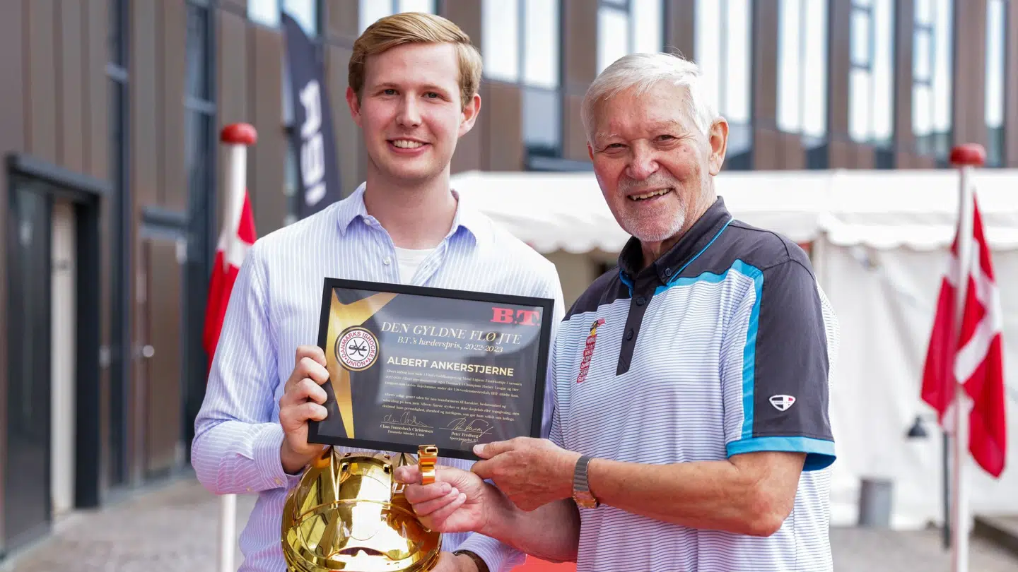 Årets ishockeydommer 2023 og fremtidens mand, stortalentet Albert Ankerstjerne, tv, får B.T.s Gyldne Fløjte, guldhjelmen og DIUs diplom overrakt af journalist Peter Fredberg.