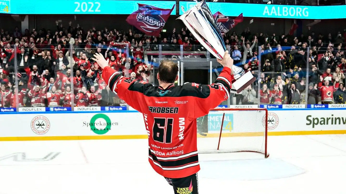 En af de mange gange, Aalborg-kaptajnen Julian Jakobsen fejer et mesterskab og svinger pokalen.
