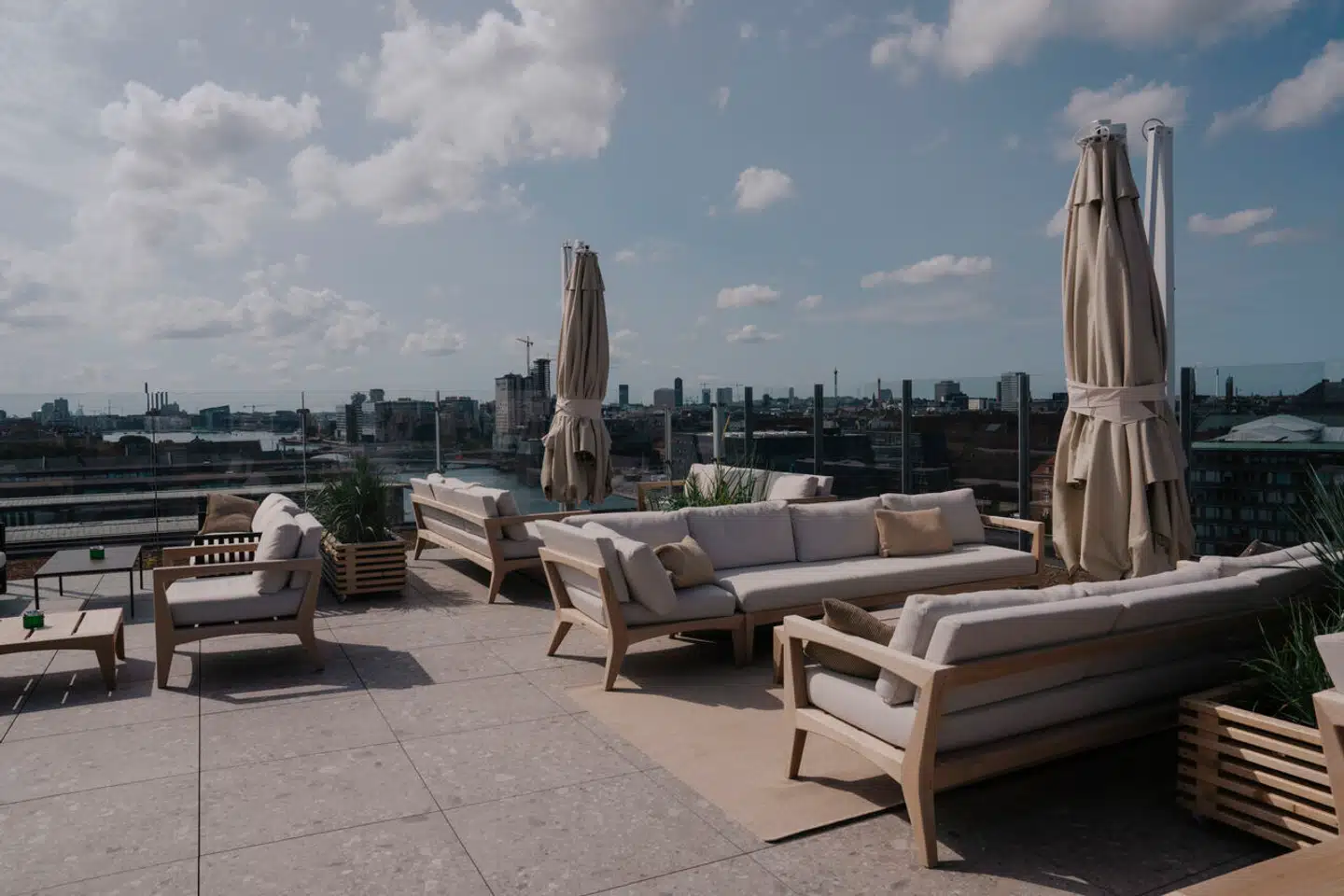 Møblerne er danske, men stemningen er international her på Ørkenfortets tagbar. Det er lidt en skam at de tunge sofaer blokerer adgangen til udsigten, men det bliver der måske gjort noget ved på et tidspunkt.