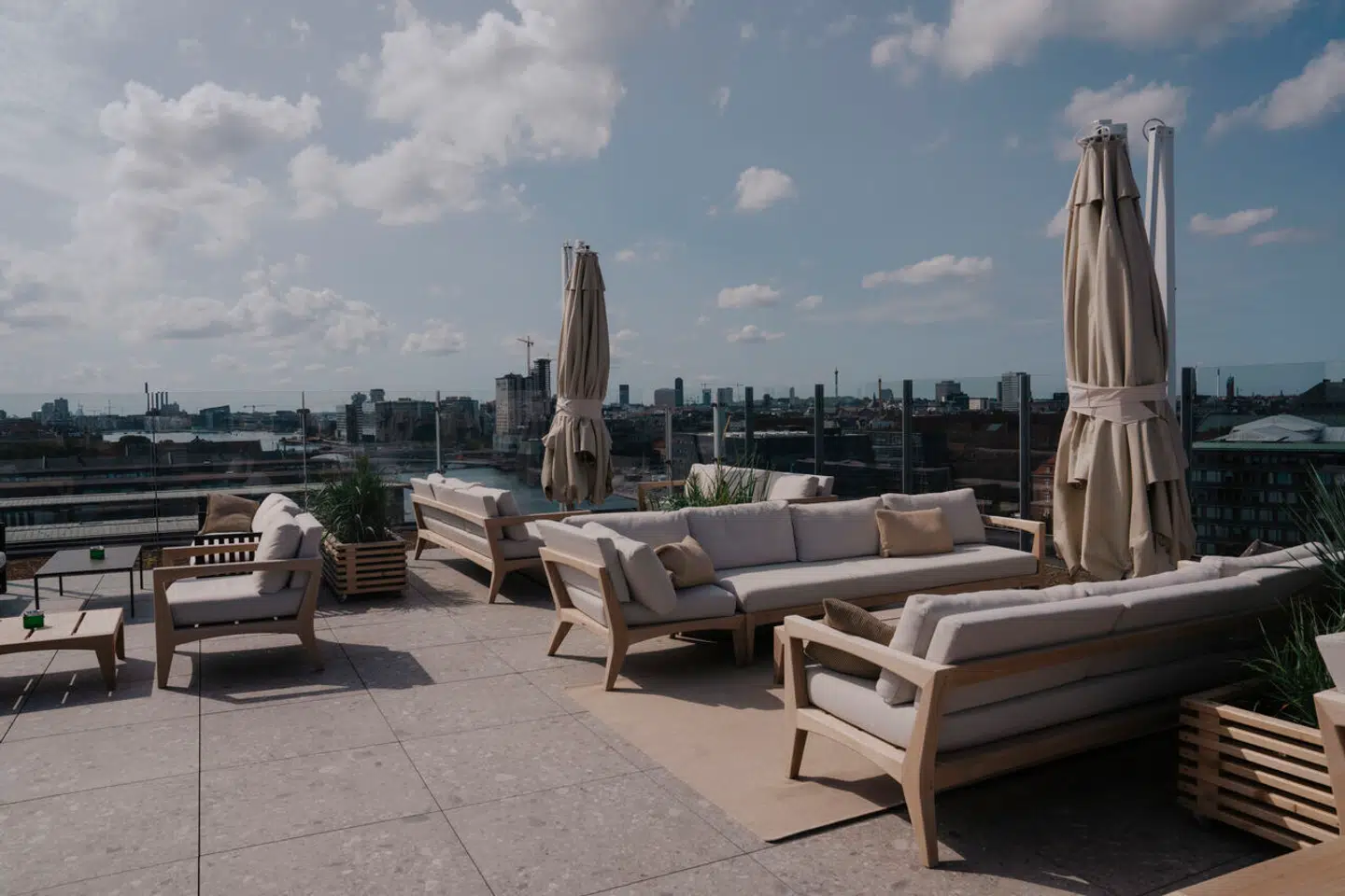 Møblerne er danske, men stemningen er international her på Ørkenfortets tagbar. Det er lidt en skam at de tunge sofaer blokerer adgangen til udsigten, men det bliver der måske gjort noget ved på et tidspunkt.