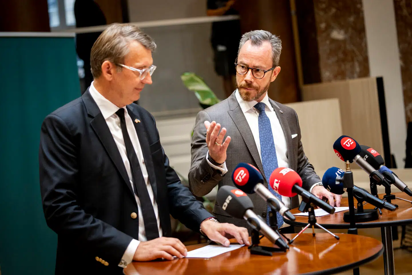 Tirsdag afholdt Jakob Ellemann-Jensen (V) og Troels Lund Poulsen (V) pressemøde om, at de bytter ministerpost, således Lund Poulsen er forsvarsminister og Ellemann økonomiminister. Ekstra Bladet mente dog ikke, at Lund Poulsen så særlig tilfreds ud under pressemødet. Derfor har avisen spurgt ham, om han overhovedet er glad for ministerbyttet.