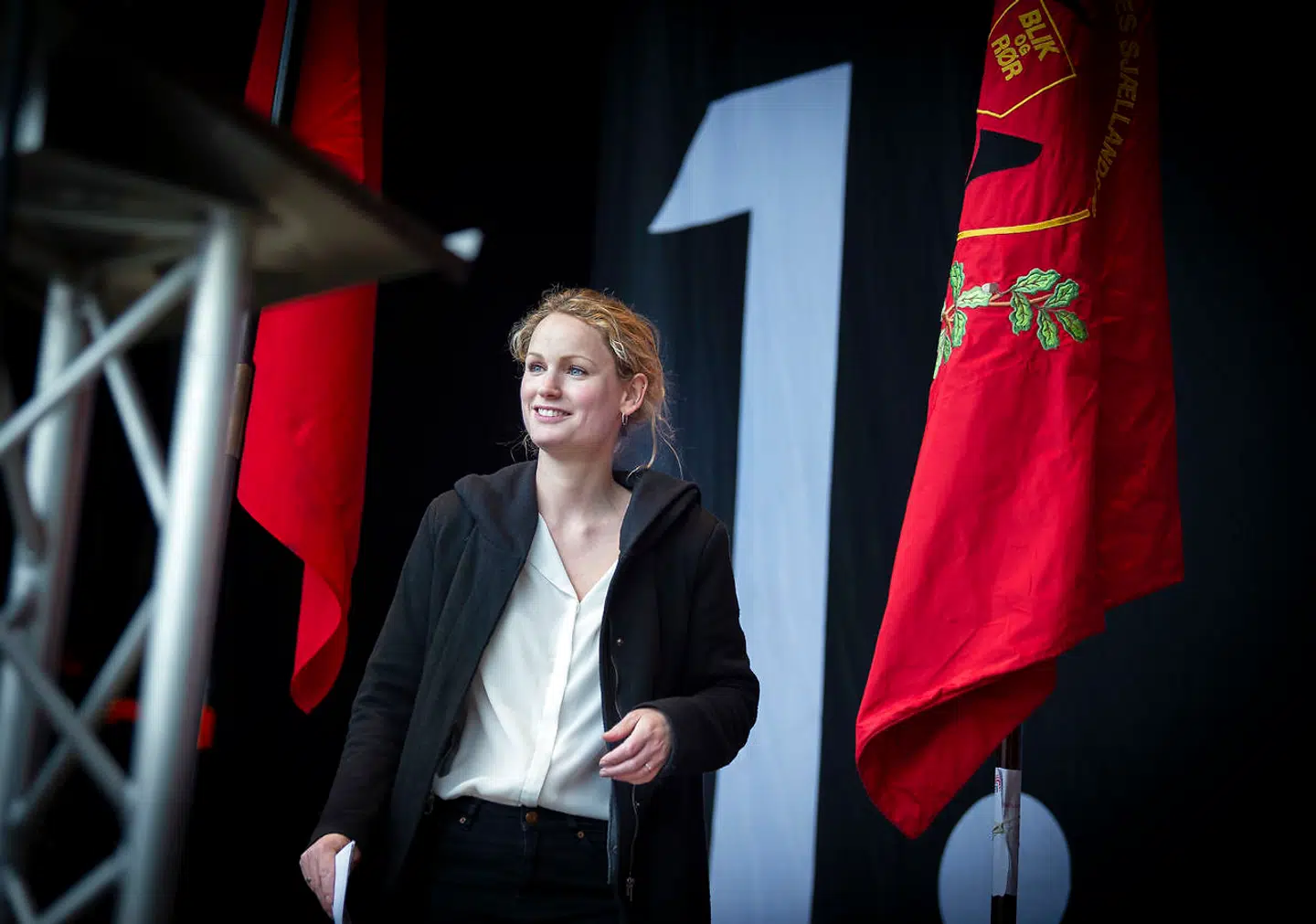 Karina Kosiara-Pedersen forklarer, at der historisk har der været en ideologisk kamp mellem de forskellige grene af venstrefløjen på arbejdspladserne, hvilket har skabt grobunden for venstrefløjens engagement i fagbevægelsen og vice versa. Her ses Pernille Skipper (EL) på vej mod talerstolen 1. maj.