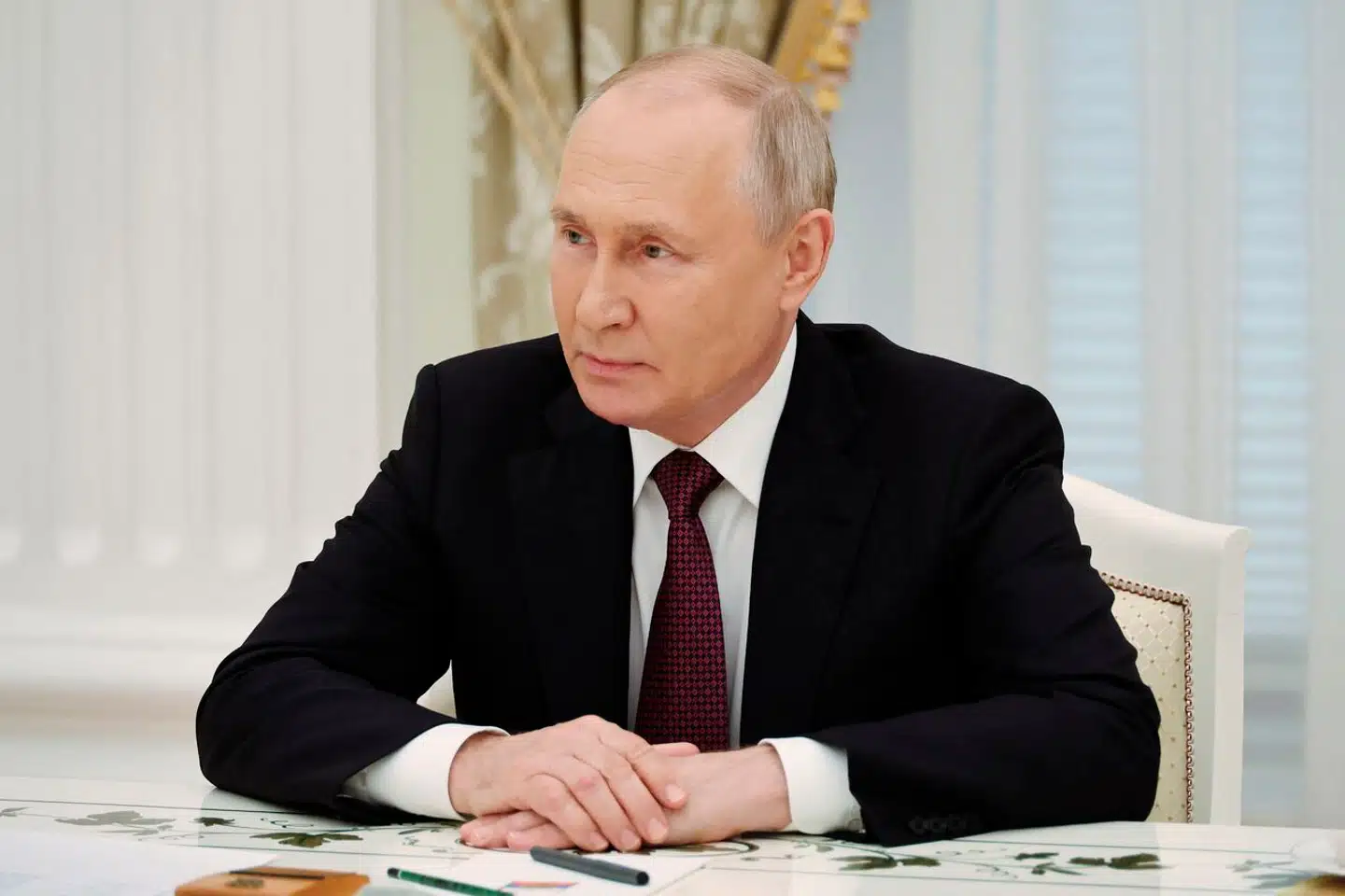 »Ud over at finansiere krigen, håbede den russiske regering at give økonomien et skub ved at holde gang i det offentlige forbrug. Men det er ikke sket, netop fordi handelssanktionerne har undermineret Ruslands produktionsevne,« skriver Sergej Gurijev.