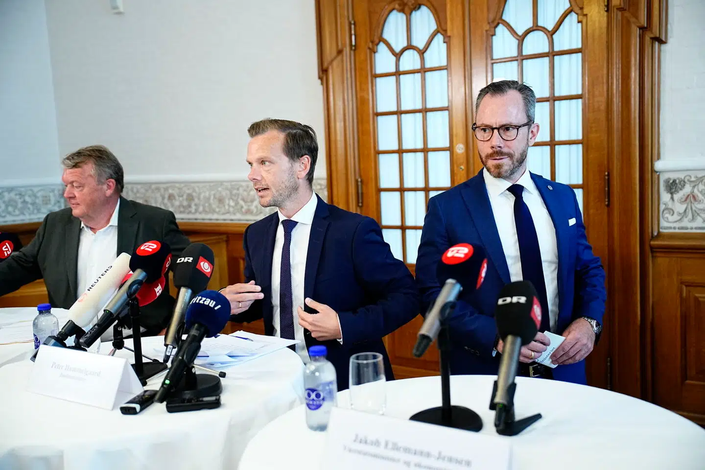 Justitsminister Peter Hummelgaard, udenrigsminister Lars Løkke Rasmussen og vicestatsminister Jakob Ellemann-Jensen præsenterer lovforslag om koranafbrændingsforbud på et doorstep på Christiansborg, København, fredag den 25. august 2023. Justitsministeren, udenrigsministeren og vicestatsministeren fremlægger regeringens forslag til at gribe ind over for forhånelser, der kan have væsentlige negative konsekvenser for Danmark.