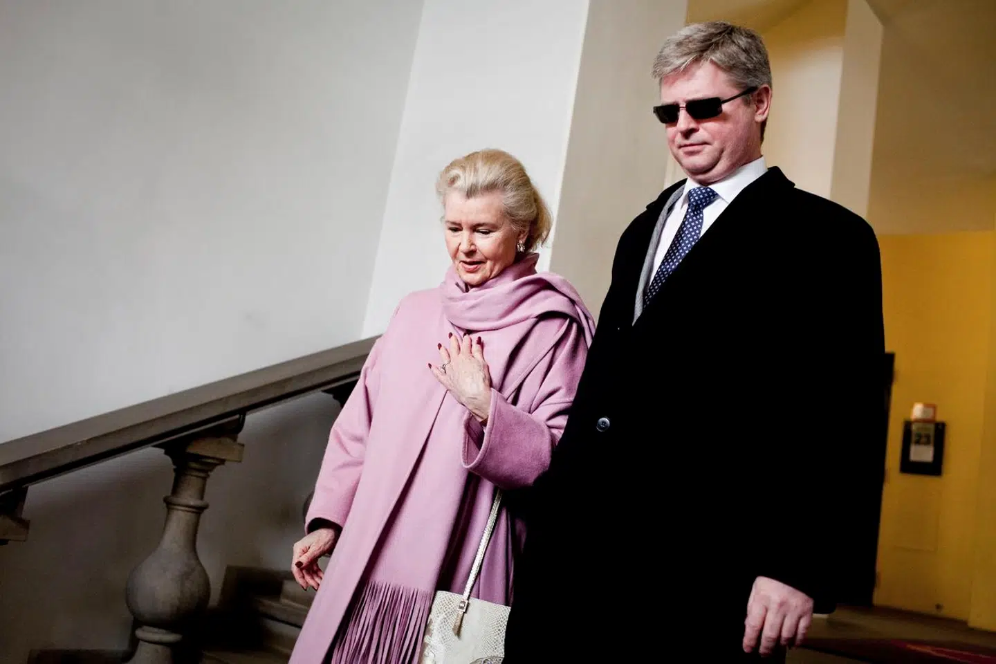 Tineke Færch med sønnen Erik Færch på vej ud af Københavns Byret i 2010. Det er Erik Færchs ønske om »retfærdighed«, der spiller Mads Brügger et enestående kildemateriale i hænde.