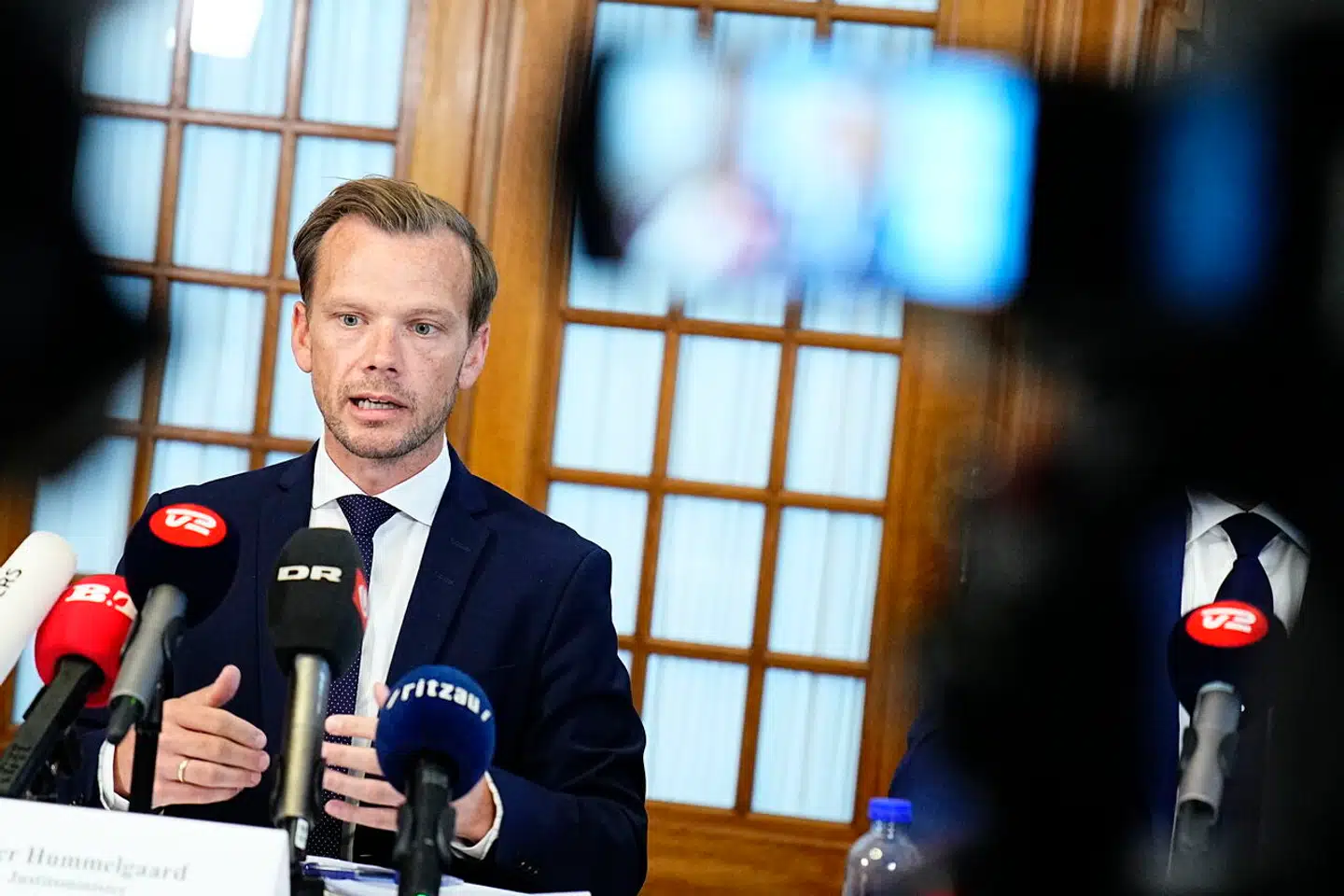 »Regeringen har ønsket et afgrænset og præcist lovindgreb,« siger justitsminister Peter Hummelgaard (S) på et pressemøde.