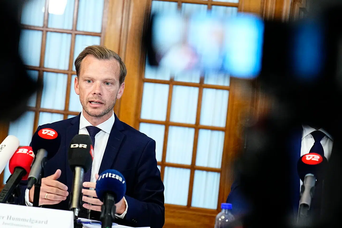 »Regeringen har ønsket et afgrænset og præcist lovindgreb,« siger justitsminister Peter Hummelgaard (S) på et pressemøde.
