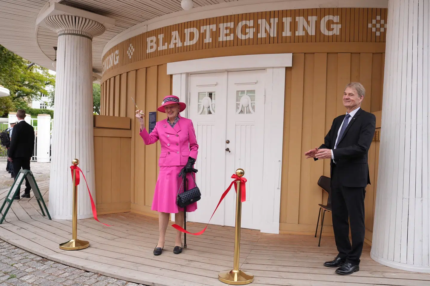 Museet for Dansk Bladtegning er fredag blevet åbnet af dronning Margrethe. Museet ligger i Den Gamle By i Aarhus i en pavillon, som arkitekt Anton Rosen tegnede til dagbladet Politiken i forbindelse med Landsudstillingen i Aarhus i 1909. Pavillonen blev genopført i Den Gamle By i 2009.
