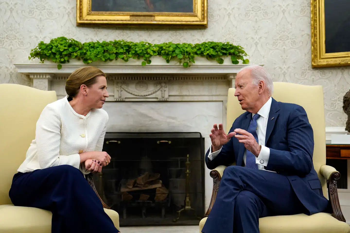 Mette Frederiksens kalender var usædvanligt tætpakket med rejser rundt i verden, heriblandt en tur til Det Hvide Hus for at tale med den amerikanske præsident Joe Biden. Også dengang benægtede hun, at hun var kandidat til posten som generalsekretær for NATO.