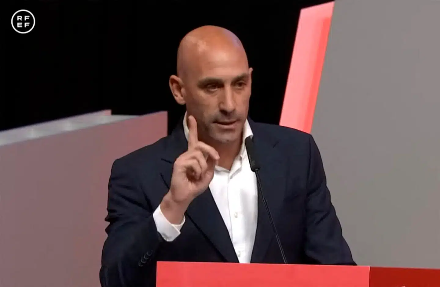 Ifølge Luis Rubiales var kysset på munden af Jenni Hermoso af samme afseksualiserede slags, som dem han giver sine døtre. Fodboldpræsidenten undskyldte dog, at han havde grebet sig om testiklerne i dronning Letizias nærvær.