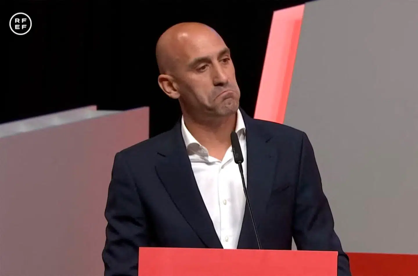 Luis Rubiales' forsvarstale på fredagens repræsentantskabsmøde var en værdipolitisk bandbulle mod »falsk feminisme«. Fodboldpræsidenten bebudede samtidig et sagsanlæg mod to af regeringens kvindelige ministre.