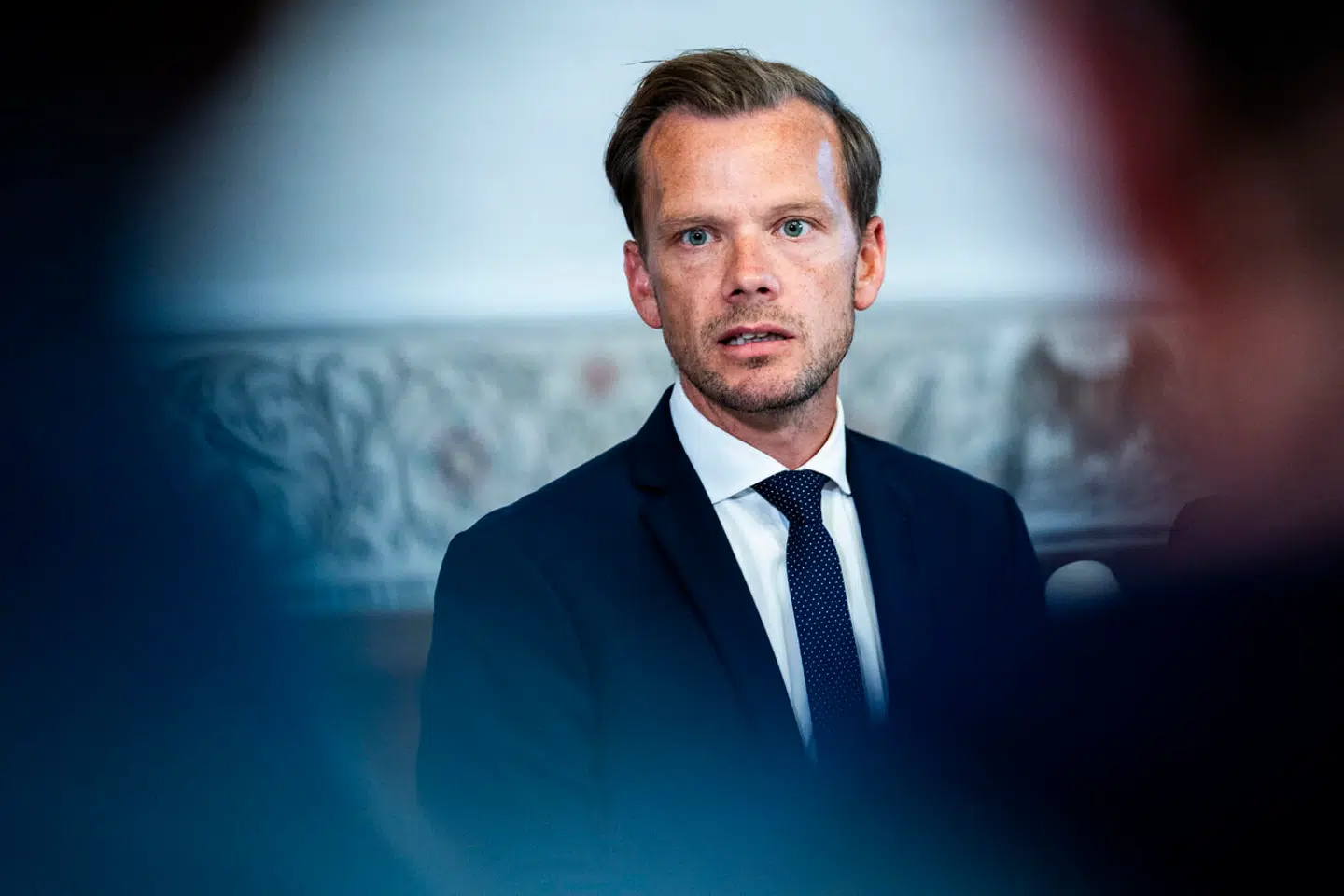 Justitsminister Peter Hummelgaard præsenterede fredag et lovforslag om koranafbrændingsforbud for pressen på Christiansborg flankeret af udenrigsminister Lars Løkke Rasmussen og vicestatsminister Jakob Ellemann-Jensen.