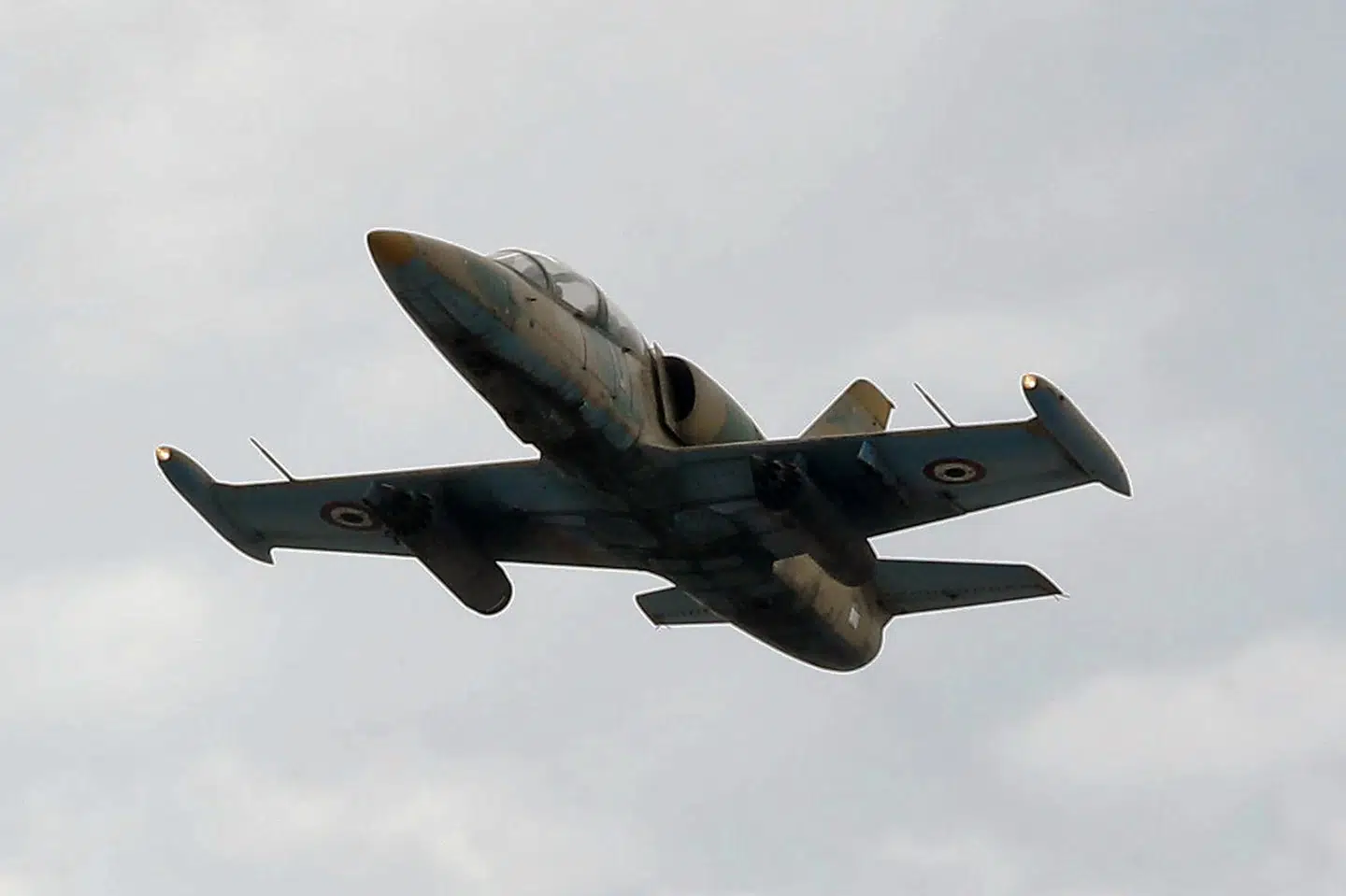 L-39-fly blev fremstillet af Tjekkoslovakiet. Det første eksemplar kom i luften i 1968. L-39 blev produceret indtil begyndelsen af 1990erne. Producenten ligger i Prag og har varslet, at en opgradering af den gamle maskine måske er på vej. Flyet på billedet er ikke et træningsfly, men en L-39, der bruges i tjeneste af det syriske luftvåben. Arkivfoto: Louai Beshara/Ritzau Scanpix