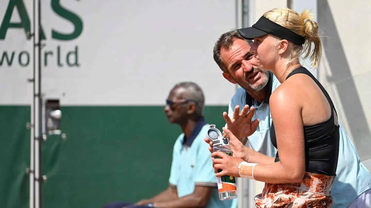 Clara Tauson med sin træner, Carlos Martinez, under French Open.