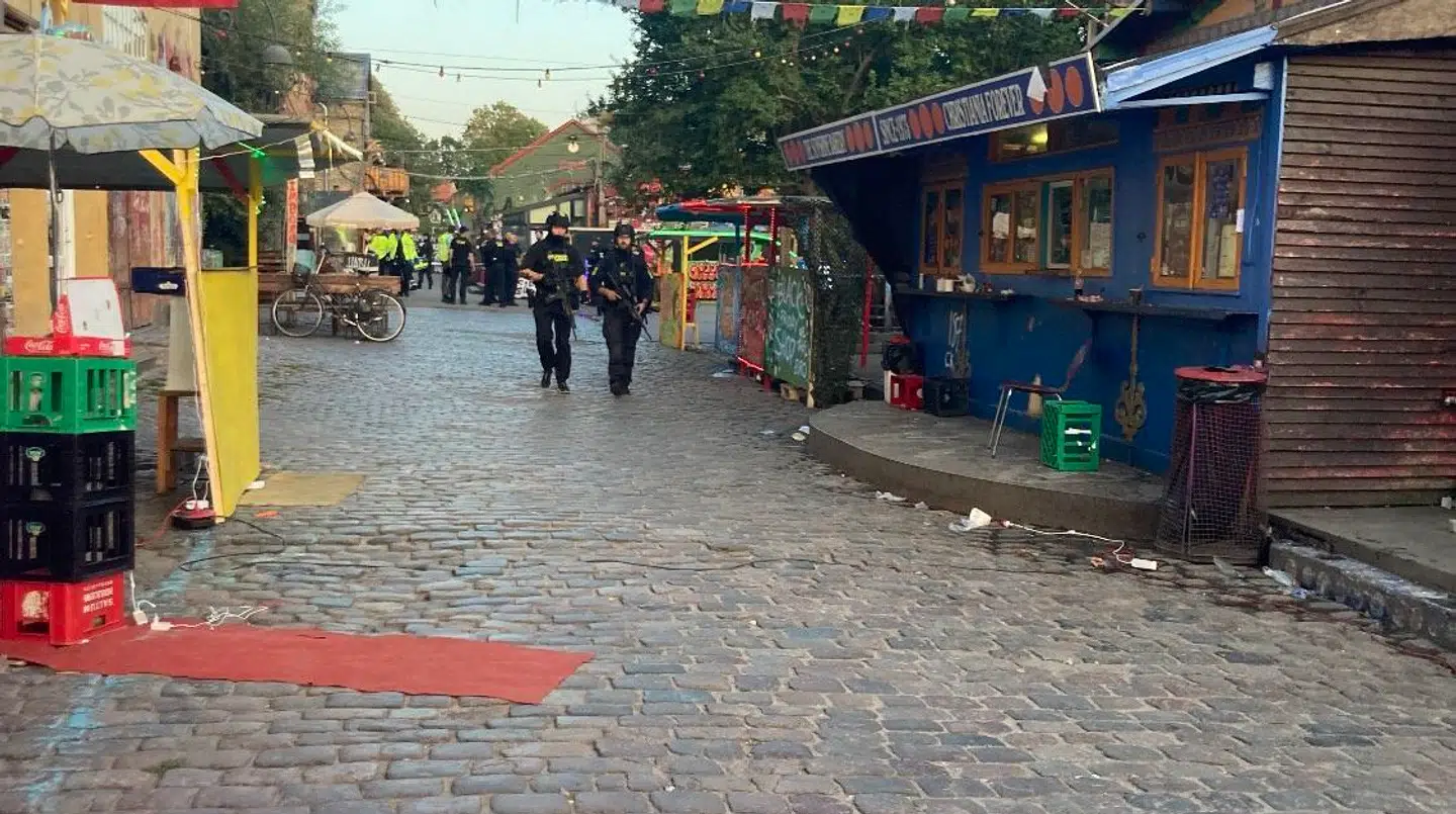 To betjente ved gerningsstedet.