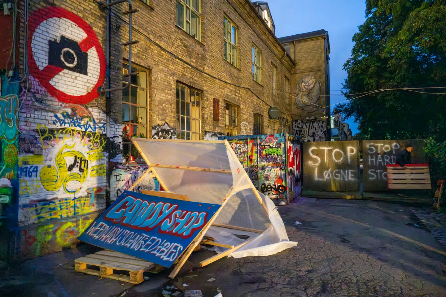 Den seneste måned har der været omfattende ballade om Pusher Street på Christiania, da en stor gruppe christianitter har forsøgt at få lukket hashsalget i gaden. Berlingske var til stede, da de en tirsdag morgen omkring kl. 4.00 spærrede gaden af med betonklodser og containere.