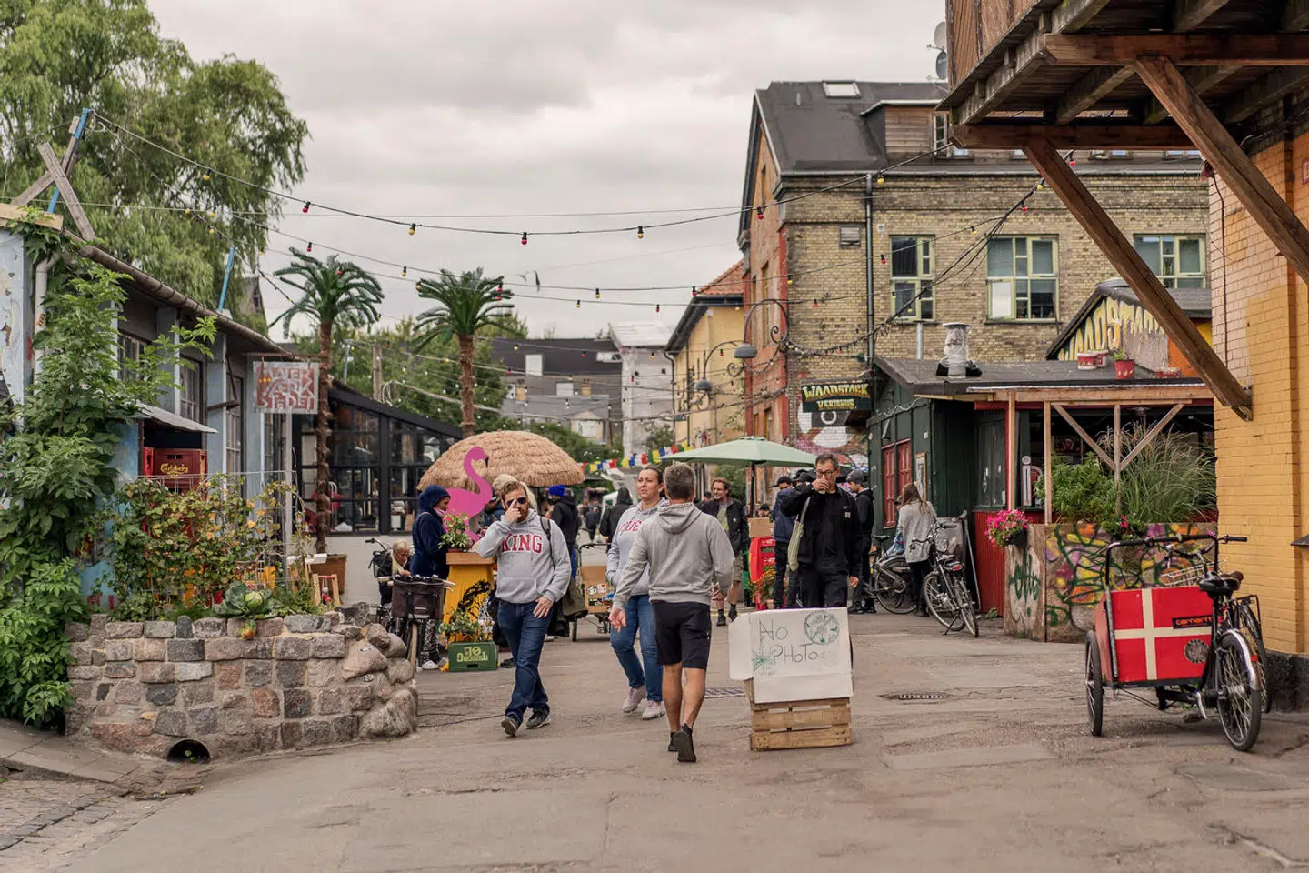 Cirka halvdelen af hashboderne i Pusher Street på Christiania styres af personer bosat på Christiania, mens den anden halvdel styres af bandemiljøet. Det viste en afdækning af området, som Berlingske lavede i marts. Ud over beboere sad fire bander på hashhandlen i området i marts: Hells Angels, Satudarah, Bandidos og Loyal to Familia.