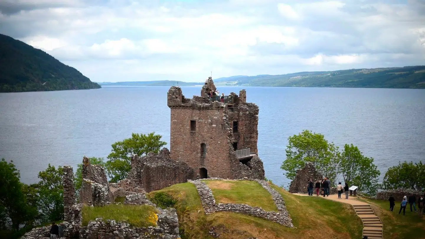 Urquhart Castle på bredden af Loch Ness.