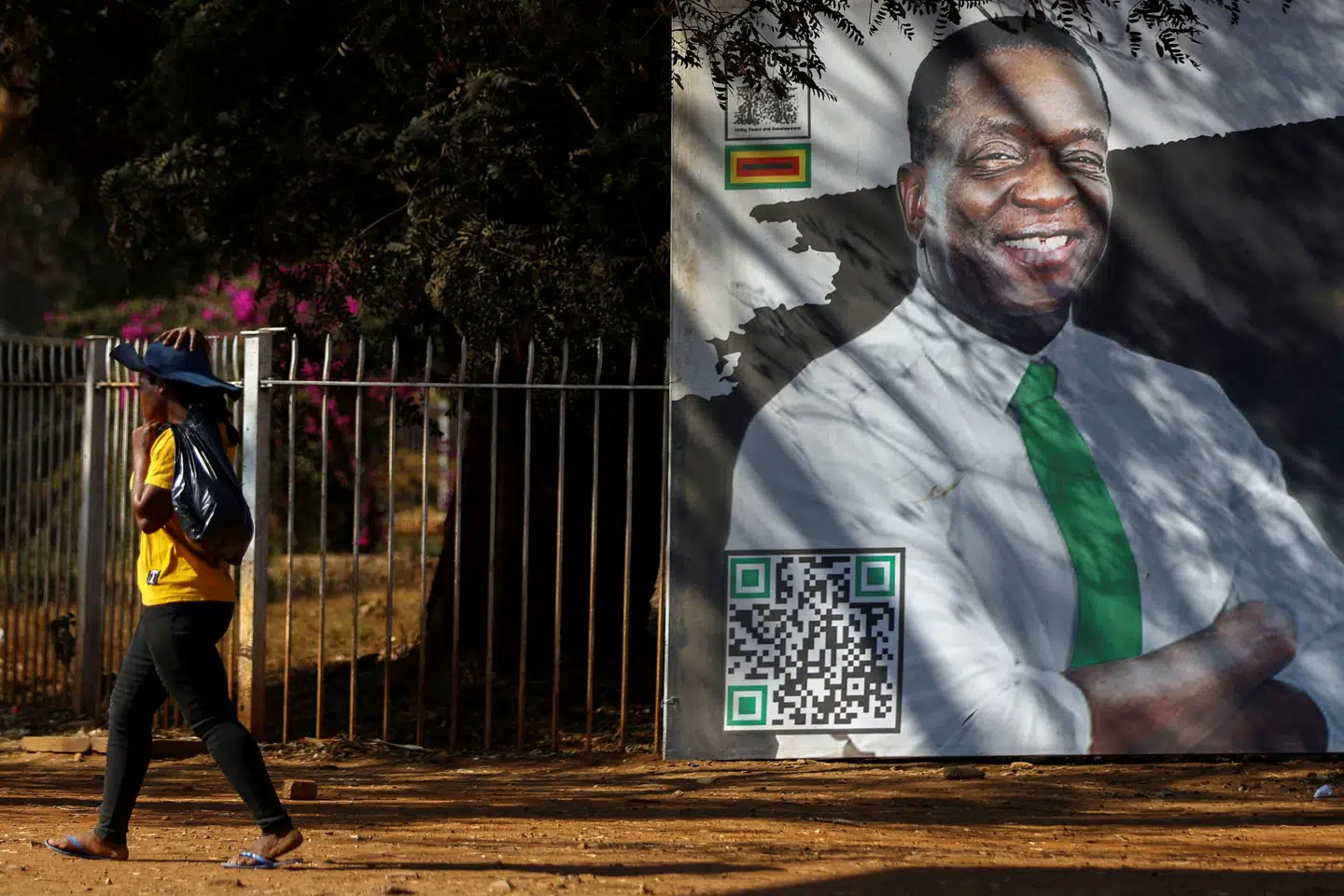 Et billede af den siddende præsident, Emmerson Mnangagwa, i hovedstaden Harare i Zimbabwe forud forvalget, der fandt sted i den forgangne uge. (Arkivfoto). Siphiwe Sibeko/Reuters