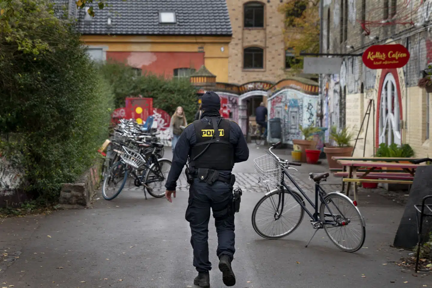 Lørdag blev en 30-årig mand dræbt på Christiania. Senest blev en 23-årig mand skudt og dræbt i en hashbod i Pusher Street. Det skete 26. oktober sidste år. Her ses en politimand på Christiania dagen efter drabet på den 23-årige. - Foto: Liselotte Sabroe/Ritzau Scanpix