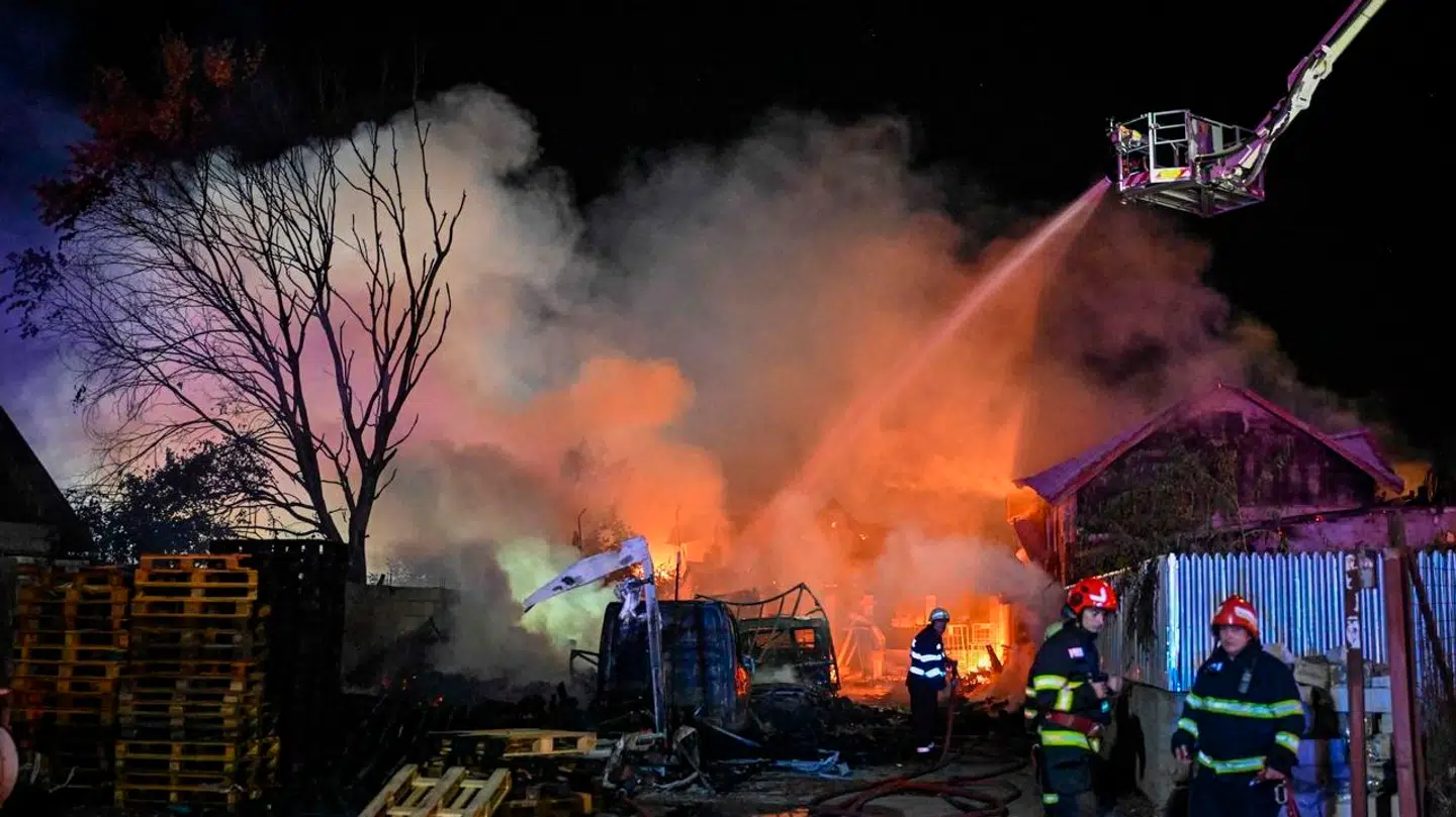 Rumænske brandmænd kæmpede i flere timer med at slukke flammerne efter to voldsomme eksplosioner på en tankstation.