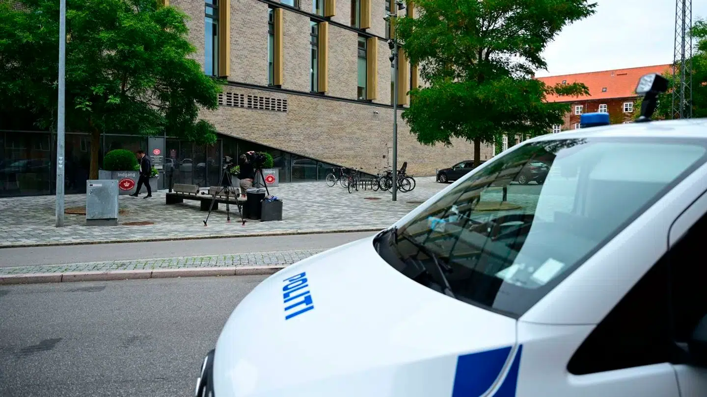 Politiet var ligeledes talstærkt til stede ved Retten på Frederiksberg, hvor en 18-årig mand blev fremstillet i grundlovsforhør for at at have ydet støtte til gerningsmændene.
