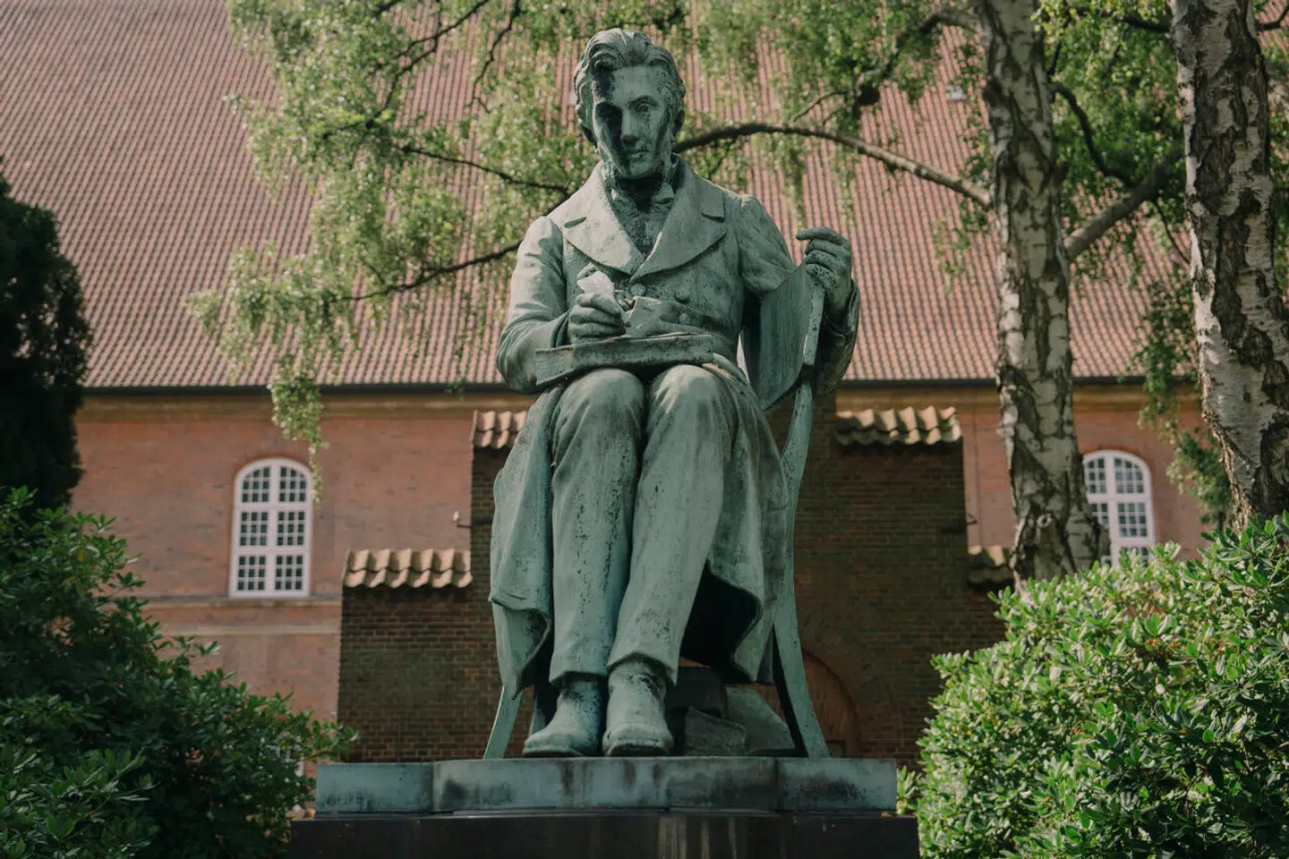 Søren Kierkegaard er en af de kendteste danskere nogensinde, men i sin hjemby, København, er han underspillet, mener mange. Her sidder han i Det Kongelige Biblioteks have.