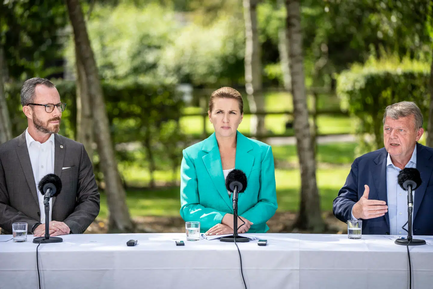 SVM-regeringen vil på onsdag fremlægge sit bud på årets finanslov. Her ses statsminister Mette Frederiksen, vicestatsminister og økonomiminister Jakob Ellemann-Jensen og udenrigsminister Lars Løkke Rasmussen under et pressemøde i forbindelse med regeringsseminar på Kobæk Strand Hotel og Konference i Skælskør torsdag den 24. august 2023.