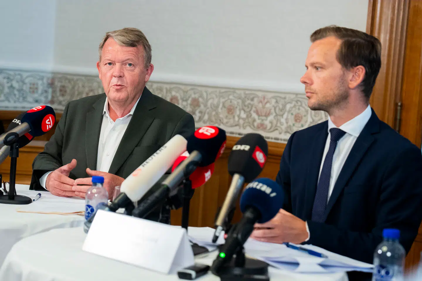 Udenrigsminister Lars Løkke Rasmussen (M) og justitsminister Peter Hummelgaard (S) præsenterede fredag et nyt lovforslag, som skal gøre det forbudt at brænde religiøse skrifter.