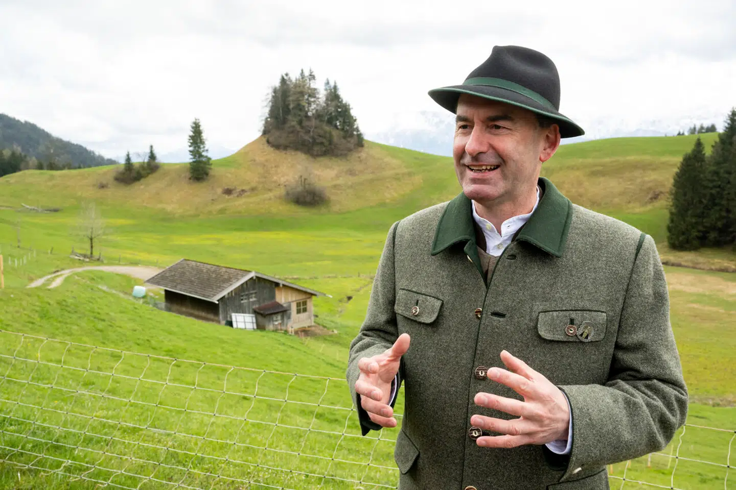 Hubert Aiwanger har opnået stor succes i spidsen for partiet Freie Wähler i Bayern. Nu bliver han anklaget for sammen med sin bror at have udbredt antisemitisk propaganda i deres fælles gymnasietid.