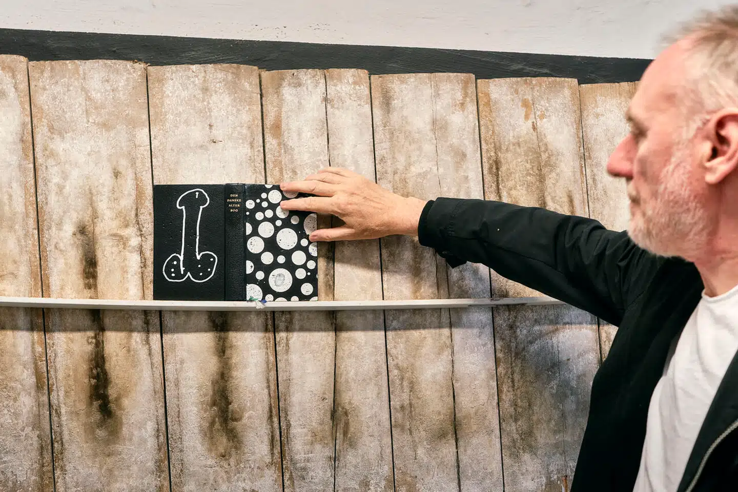 Kunstneren Christian Tangø arbejdede i forvejen på en udstilling, som først skulle åbne om nogle uger. Men lovforslaget fra regeringen fik ham til at reagere prompte. På billedet ses en den danske alterbog med en påmalet penis.