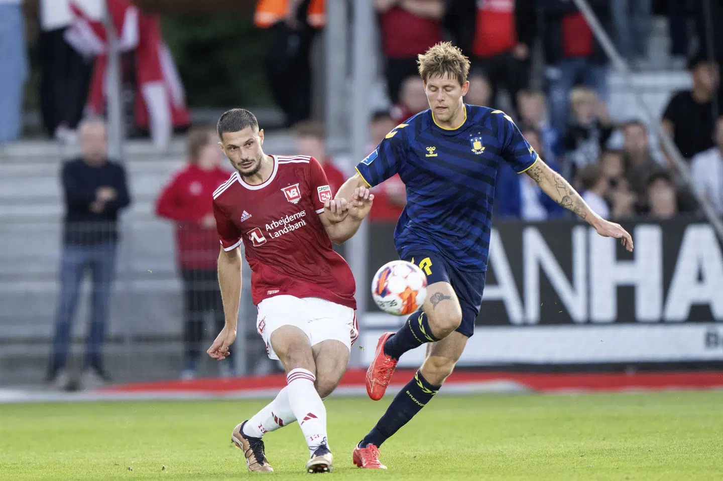 Nicolai Vallys (th.) kom for en sjælden gangs skyld ikke på måltavlen for Brøndby, men han spillede en hovedrolle i dramaet i Vejle. Bo Amstrup/Ritzau Scanpix