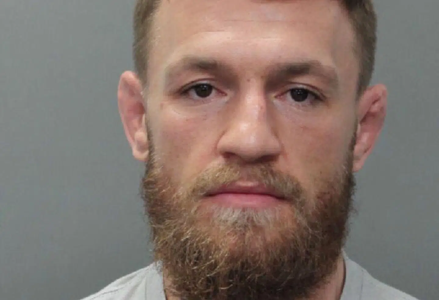 Dette billede af Conor McGregor blev frigivet af Miamis politi i marts, da MMA-kæmperen blev anholdt og sigtet for at have stjålet en fans mobiltelefon.