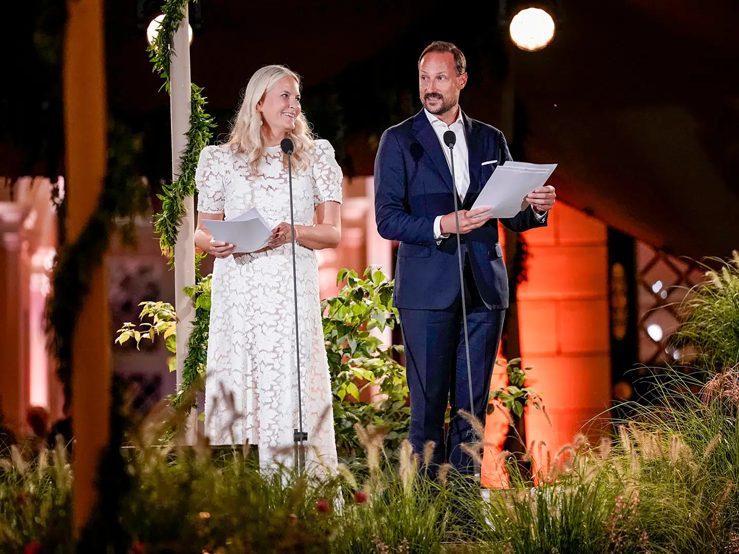 Kronprinsesse Mette-Marit og kronprins Haakon holdt selv taler under deres stort anlagte 50 års-fødselsdagsarrangement, som blev sendt på tv. Her fremgik det desuden, at kronprinsessens ældste søn ikke deltog i festlighederne, fordi han var blevet syg, men senere blev han set feste på en natklub kun en kilometer derfra.