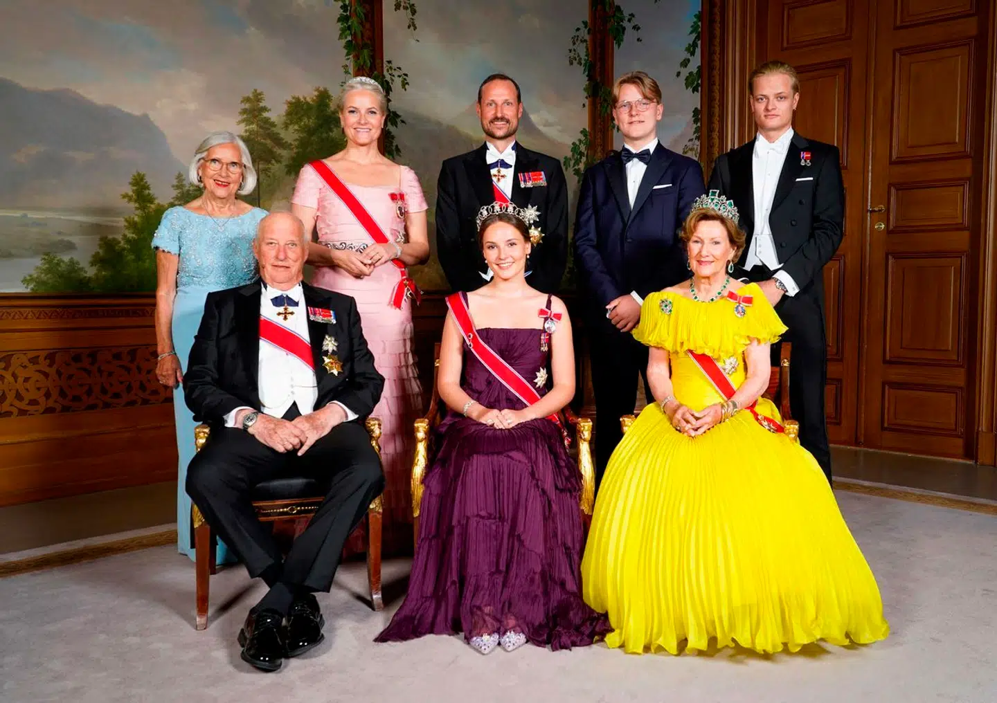 Marius Borg Høiby (yderst til højre) er en del af den norske kongefamilie, og derfor optræder han til tider også sammen med dem i officielle anledninger, som her til hans halvsøster prinsesse Ingrid Alexandras 18-års-fødselsdag forrige år.
