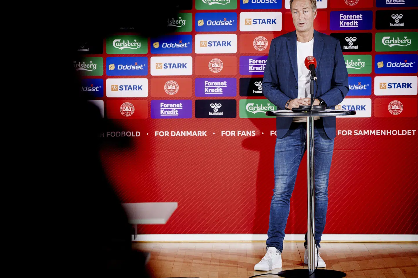 - Jeg har virkelig svært ved at være dømmende over for, hvad andre gør. De her spillere tager et job, ligesom tusinder af danskere har job i Mellemøsten, siger Kasper Hjulmand om spillere, der skriver kontrakt i Saudi-Arabien. Liselotte Sabroe/Ritzau Scanpix