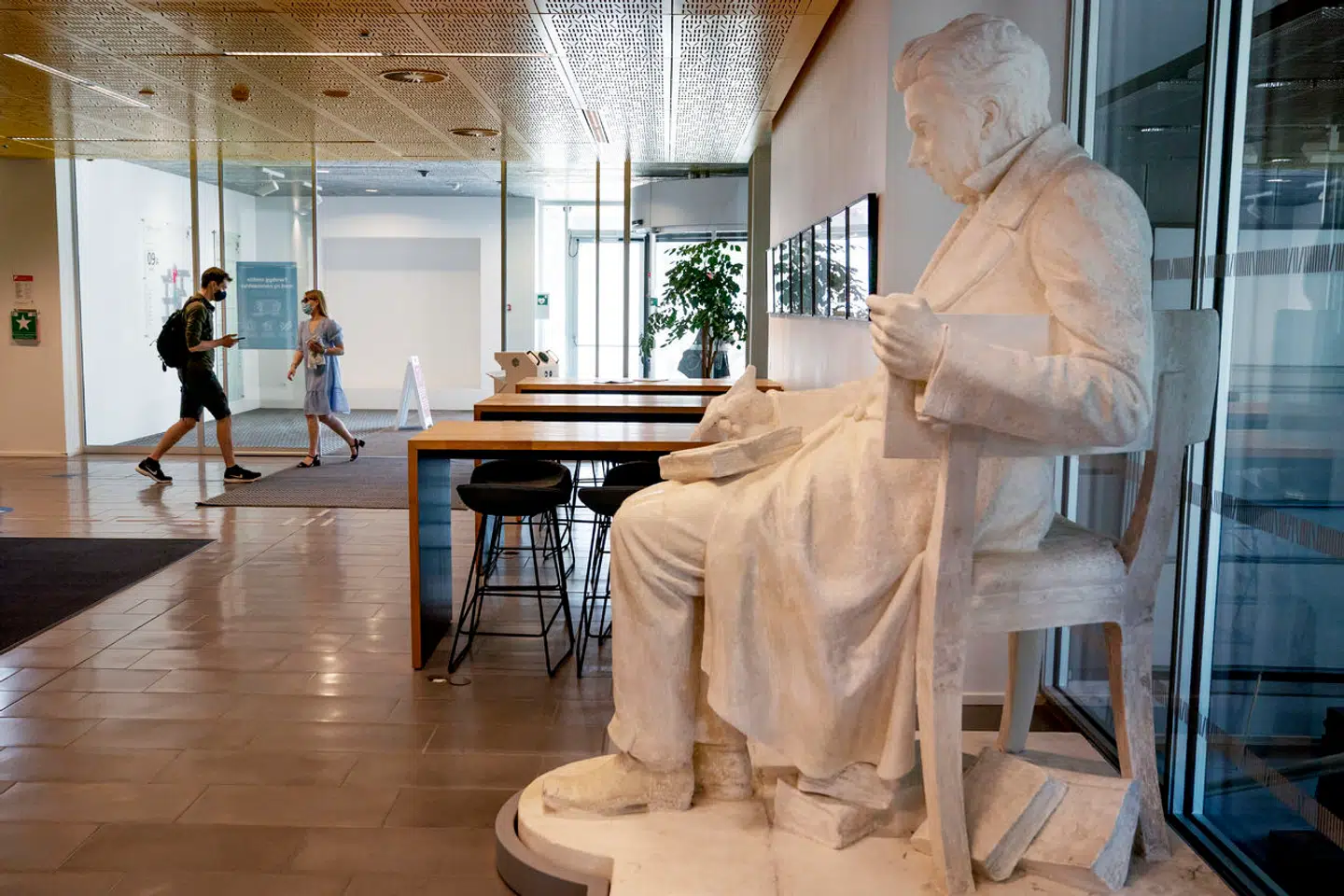 »Når jeg en sjælden gang har været til et frustrerende møde på universitetet, som jeg ikke kan finde mål eller retning i, kan jeg godt finde på at gå hjem og læse universitetsloven,« skriver Asmus Leth Olsen.