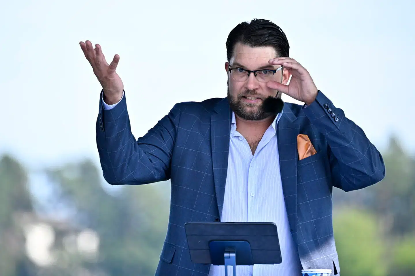 Han er kæmpefan af Danmark og har kopieret en række danske tiltag mod indvandring og bandekriminalitet. Nu siger Jimmie Åkesson fra over for Danmark. En lov mod koranafbrændinger er helt forkert, mener han.