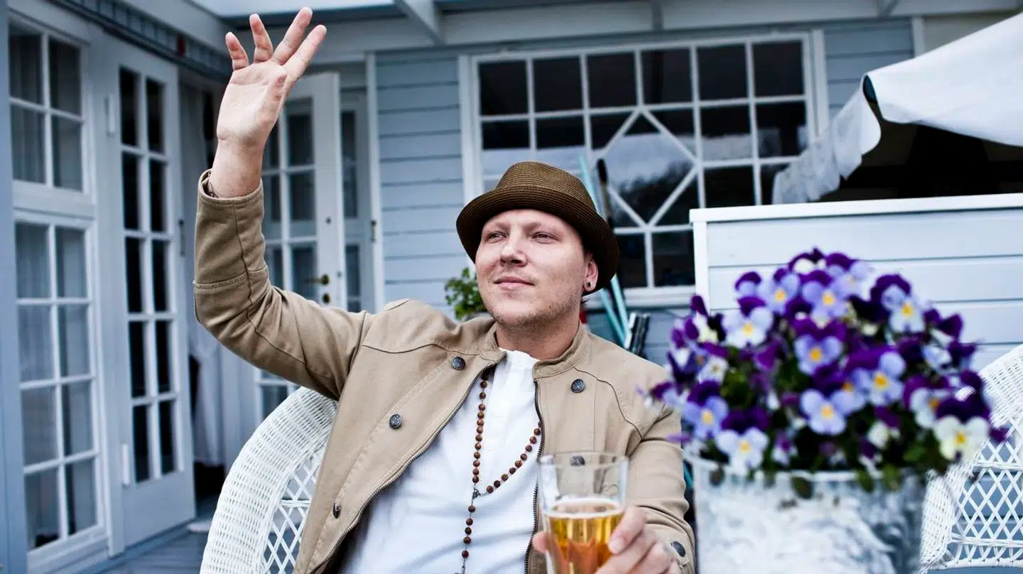 Den 44-årige rapper Niels 'Niarn' Roos giver nu det fulde indblik i sin alvorlige sygdom, som han har holdt hemmelig de sidste to år, hvor han samtidig har spillet koncerter. Nu aflyser han sin kommende turné på grund af behovet for en nyretransplantation.