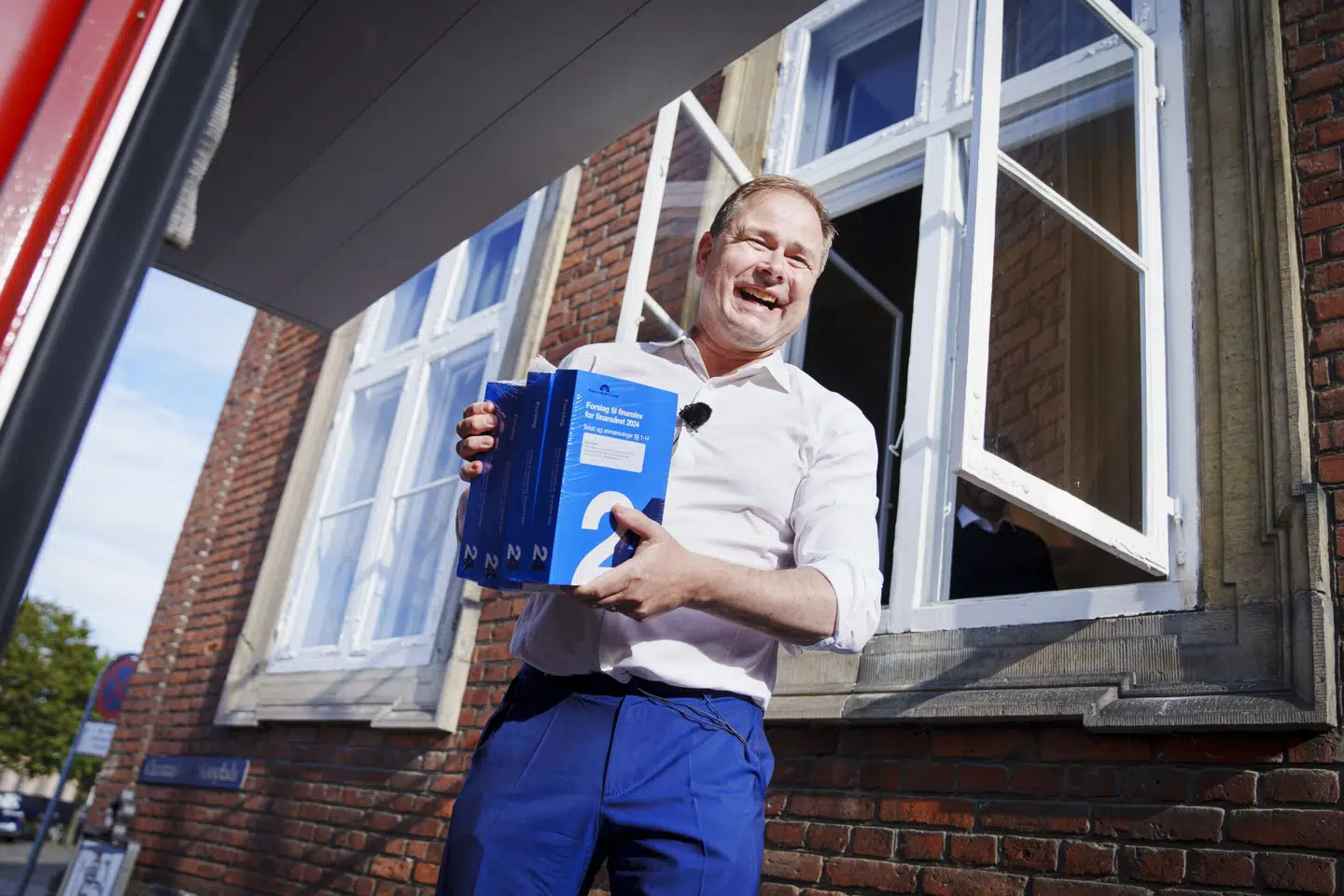 Det trykte eksemplar af regeringens finanslovsforslag modtages af finansminister Nicolai Wammen (S) i Finansministeriet onsdag. Liselotte Sabroe/Ritzau Scanpix