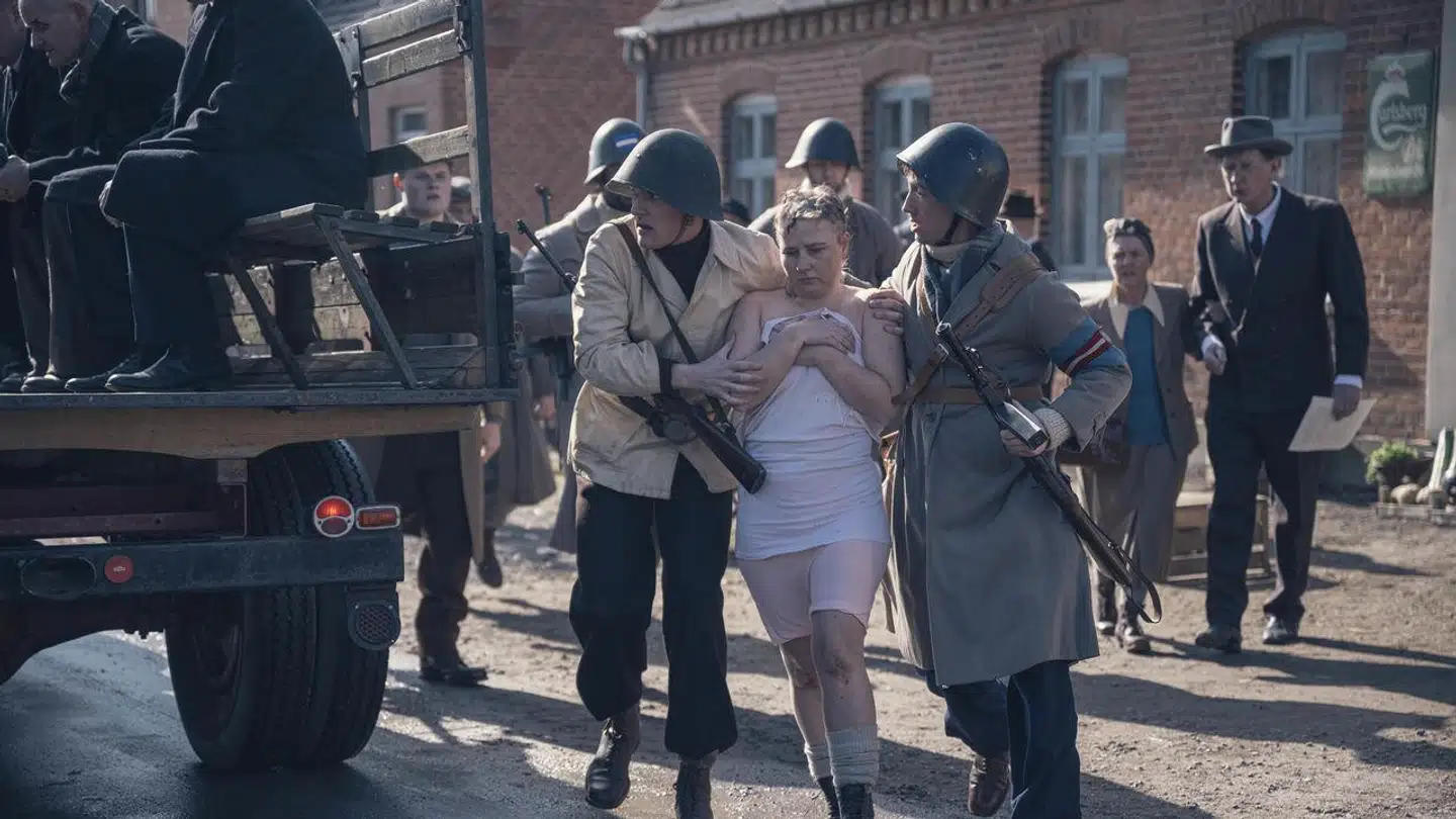 »Når Befrielsen Kommer«skildrer behandlingen af de tyske flygtninge, der kom til Danmark ved krigens afslutning. Filmen er instrueret af Anders Walter og med blandt andet Pilou Asbæk.