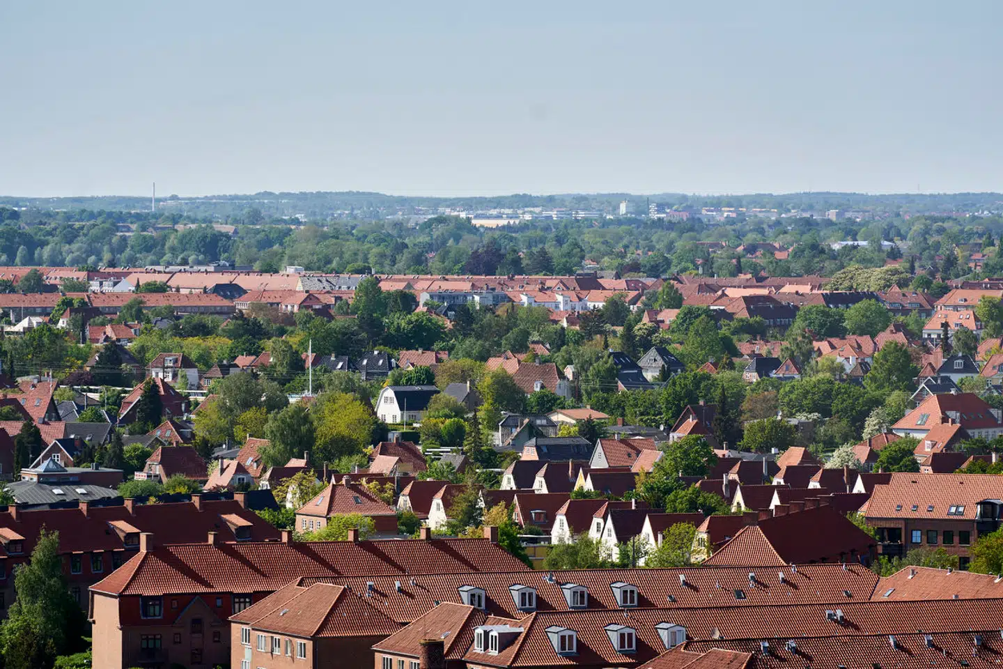 Priserne på de karakteristiske røde tegl og mursten i de danske ejerboliger forventes nu ifølge regeringen at stige til næste år. Ny prognose fra regeringens økonomer er væsentligt mere optimistisk end den forrige.