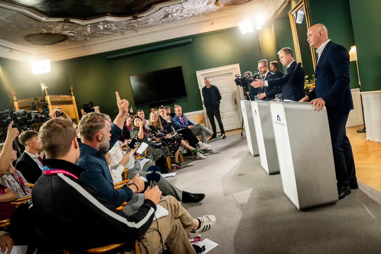 En særlig formulering i regeringens nye finanslovsforslag har bragt sindene i kog i oppositionen. Nu anklages regeringen for at være »magtfuldkommen« og ikke at ville samarbejde.