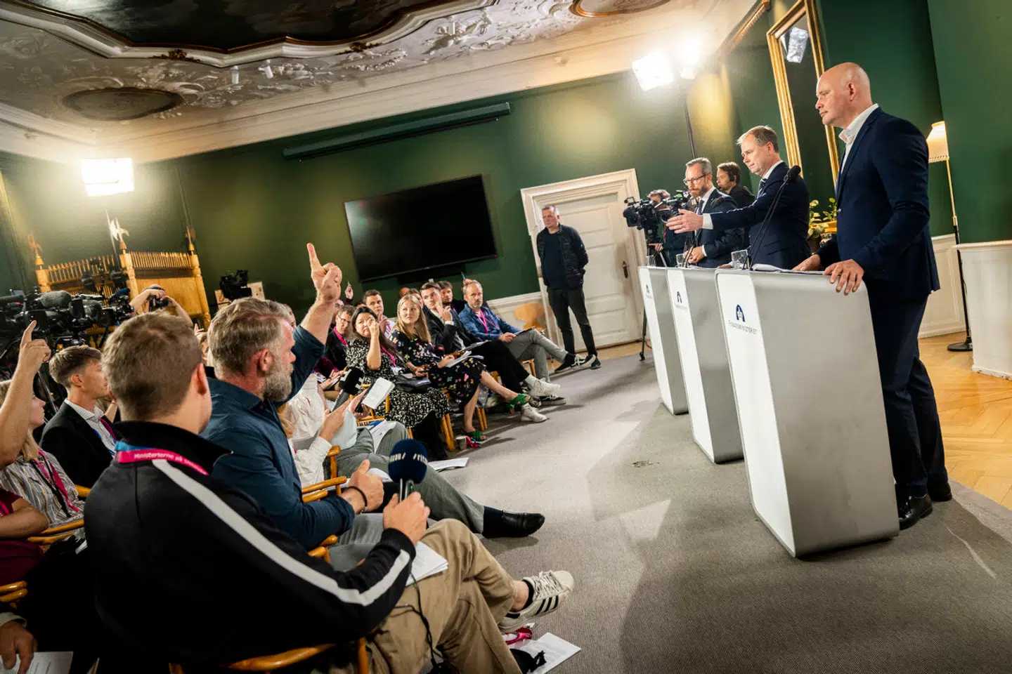 En særlig formulering i regeringens nye finanslovsforslag har bragt sindene i kog i oppositionen. Nu anklages regeringen for at være »magtfuldkommen« og ikke at ville samarbejde.