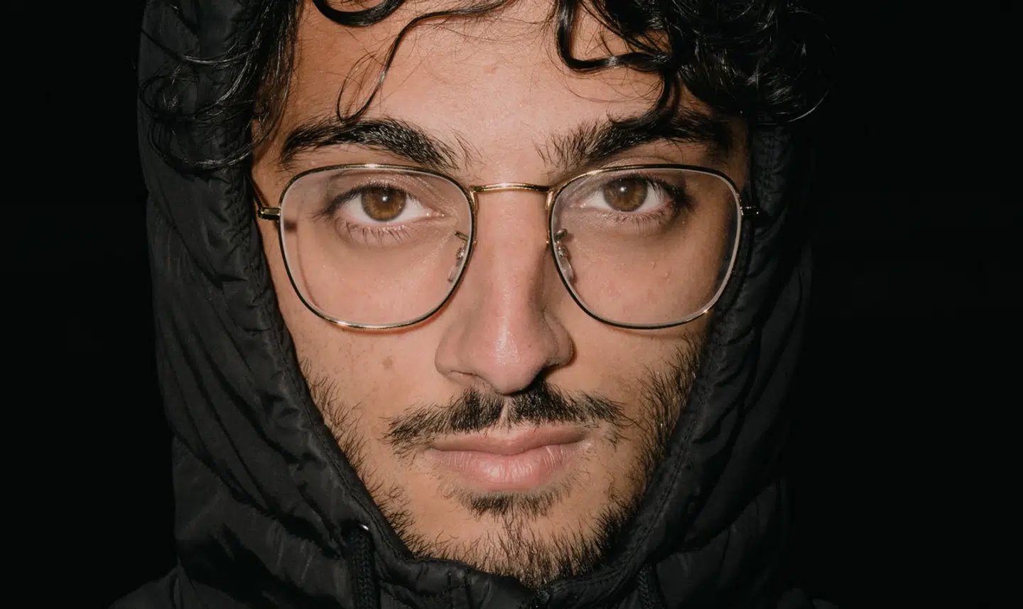 22-årige Haidar Ansari var som 17-årig tæt på at stikke en mand ihjel. Han er vokset op på Amager, i Urbanplanen, og han kan se sig selv i de unge drenge, der nu er centrum i den opblussede konflikt i Pusher Street.