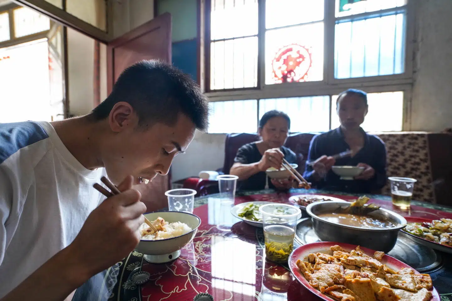 Wang Bangle kommer fra en fattig del af Shaanxi-provinsen, men formåede alligevel at blive kandidat i marketing. De job, han blev tilbudt bagefter, havde så lav en løn, at han ikke kunne klare sig. I stedet måtte han flytte tilbage til sine forældre. Nu passer han deres landbrug og er et eksempel på en tendens.