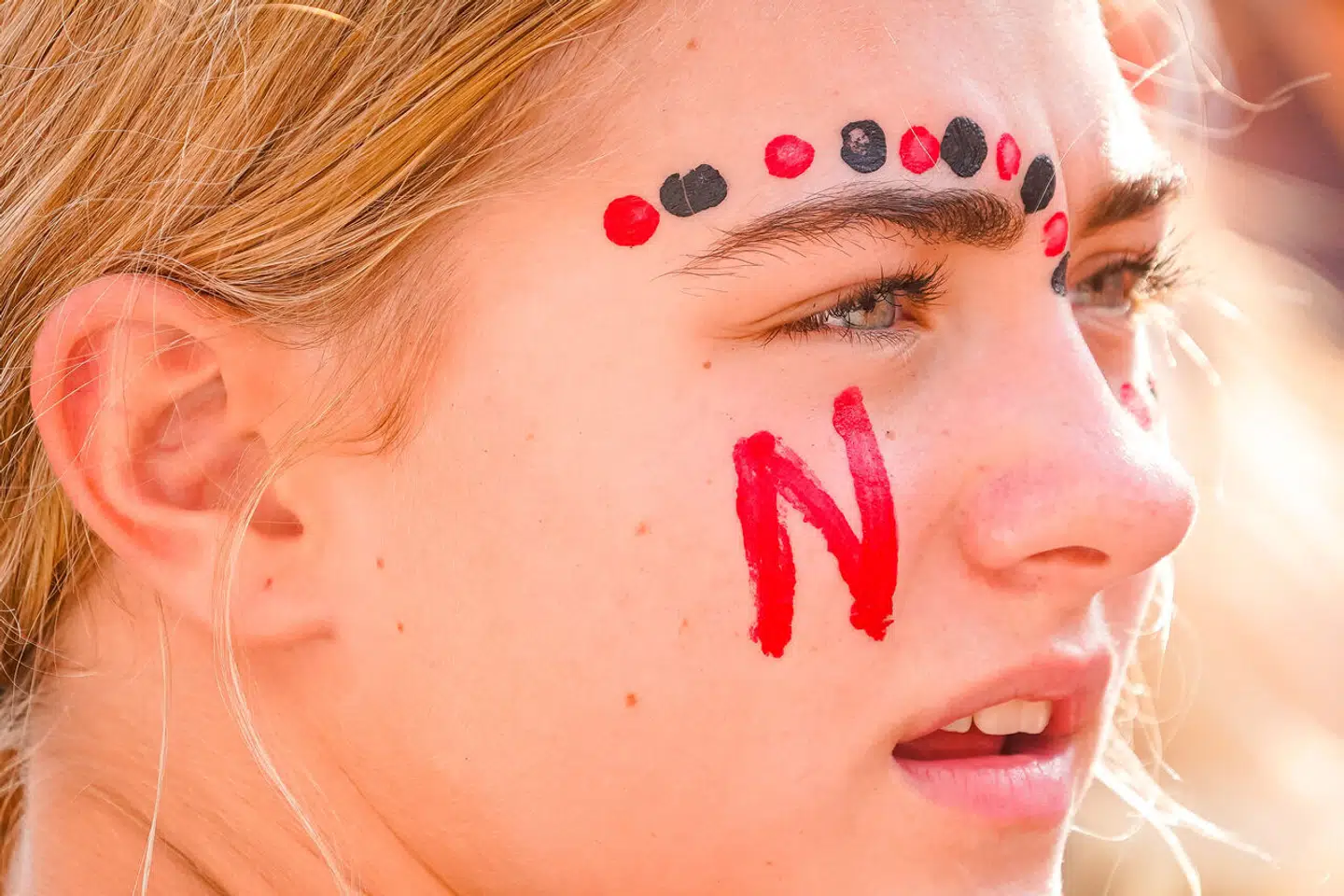 En volleyballfan har skrevet N for Nebraska på sin kind.