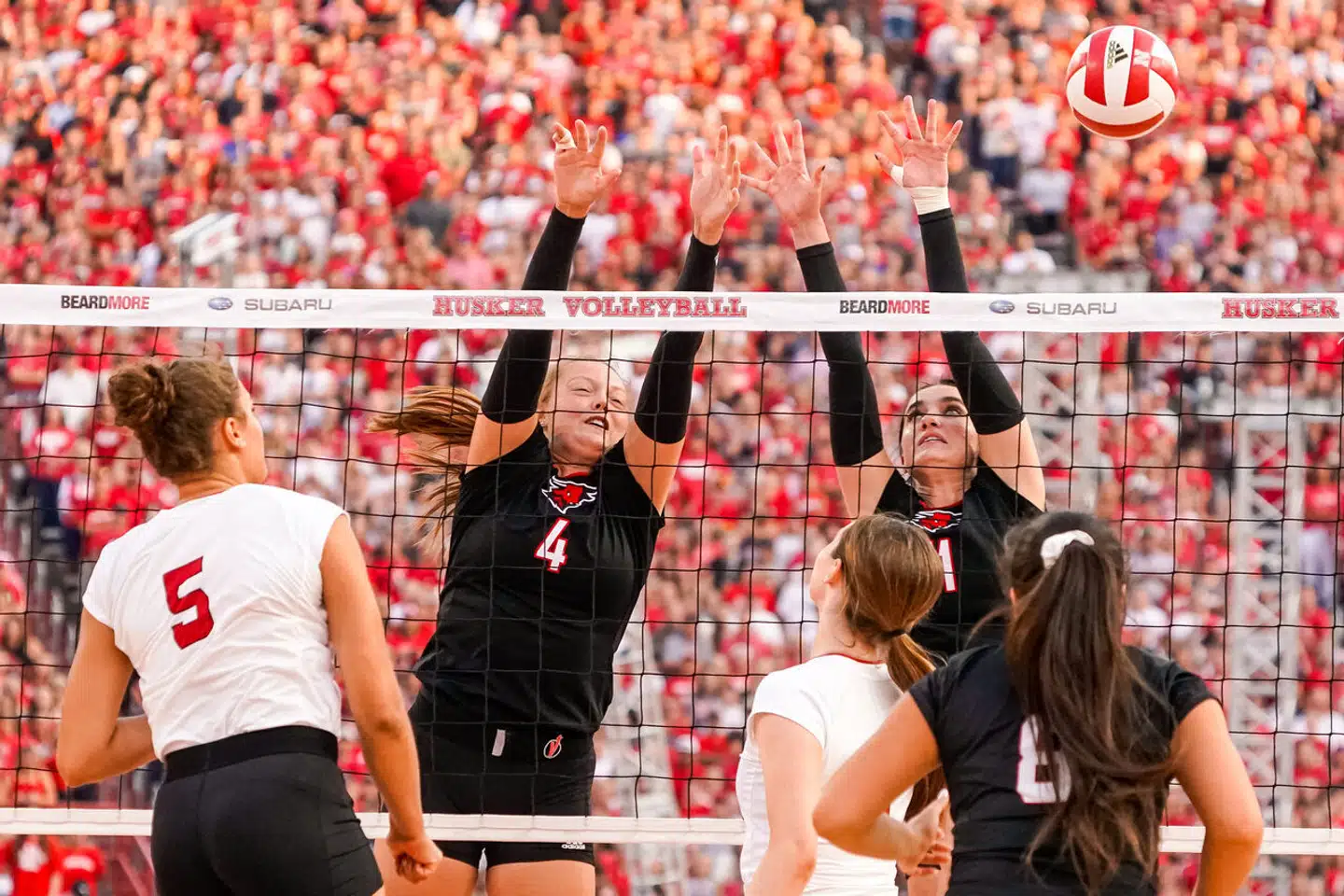 Nebraska, der spiller i de hvide trøjer, vandt 3 - 0 over Omaha.