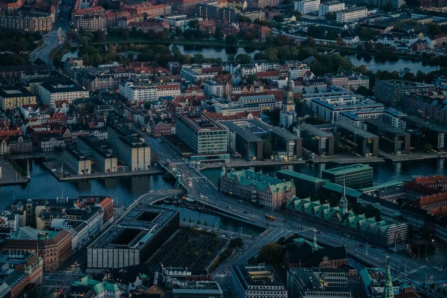 Luftfoto fra København med Nationalbanken i forgrunden. Her ligger en stor bunke milliarder og skæpper gode renter i kassen hos danske banker.